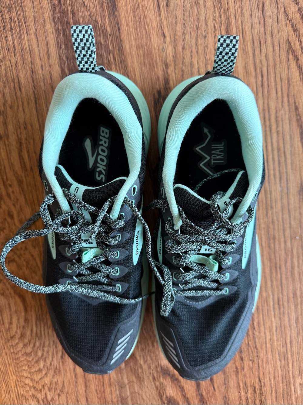 Brooks Black and Mint Green Low-Top Trail Sneakers - Picture 6 of 8